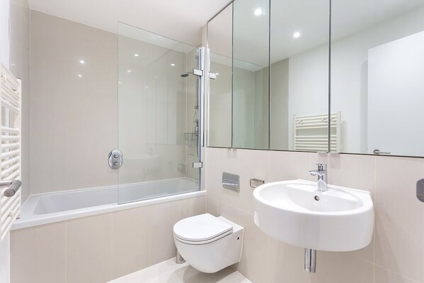 Apartment, Multiple Beds | Bathroom | Combined shower/tub, free toiletries, hair dryer, towels - Hanover Street Mayfair (London)