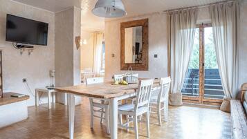 Departamento, 2 habitaciones, balcón, vista a la montaña | Área de sala de estar | Televisión LCD