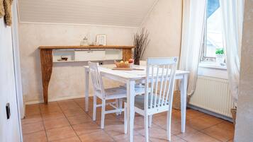 Apartment, 2 Schlafzimmer, Balkon, Bergblick | Esszimmer