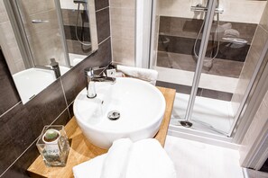 Double Room, Private Bathroom (Riga) | Bathroom | Free toiletries, hair dryer, slippers, towels - Venere Rooms (Termoli)