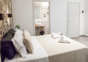 Room, Private Bathroom (Mappamondo) | Free minibar items, in-room safe, individually decorated - Venere Rooms (Termoli)