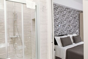Room, Private Bathroom (Mappamondo) | Bathroom | Free toiletries, hair dryer, slippers, towels - Venere Rooms (Termoli)