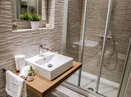Articles de toilette gratuits, sèche-cheveux, chaussons
