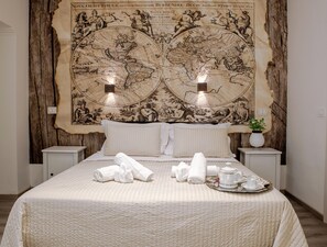 Room, Private Bathroom (Mappamondo) | Free minibar items, in-room safe, individually decorated - Venere Rooms (Termoli)