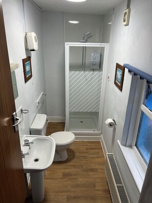 Double Room (10) | Bathroom | Free toiletries, towels - The Berry Hotel (Paignton)