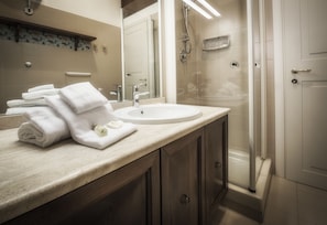Apartment, 1 Bedroom | Bathroom | Shower, rainfall showerhead, hair dryer, bidet - Rome as you feel - Baccina 95 Forum Apartment (Rome)
