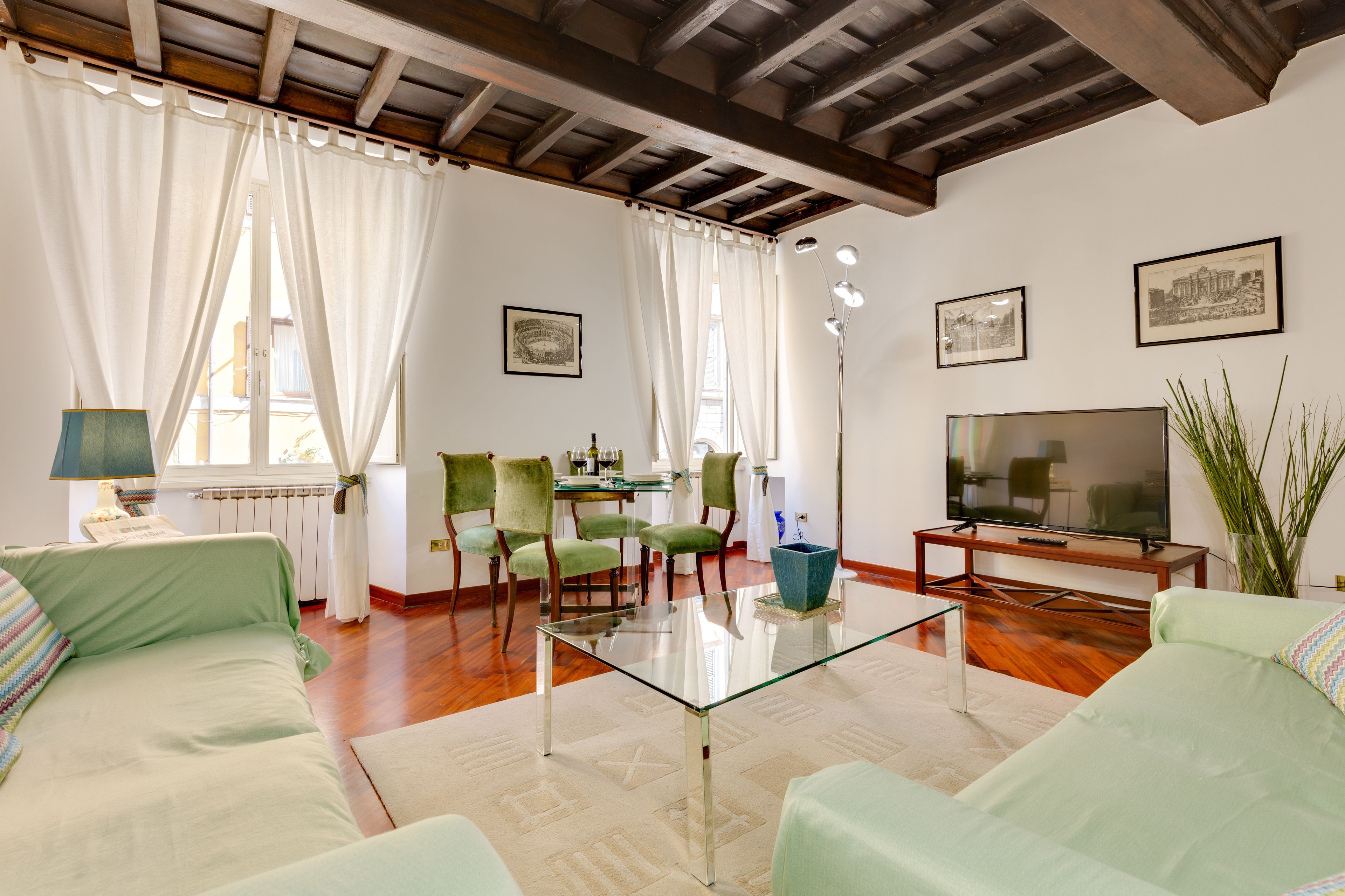Apartamento, 2 quartos | Sala de estar | TV