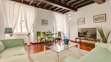 Apartamento, 2 quartos | Sala de estar | TV