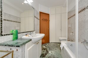 Appartement, 2 chambres | Salle de bain | Ensemble douche/baignoire, douche à « effet pluie », sèche-cheveux