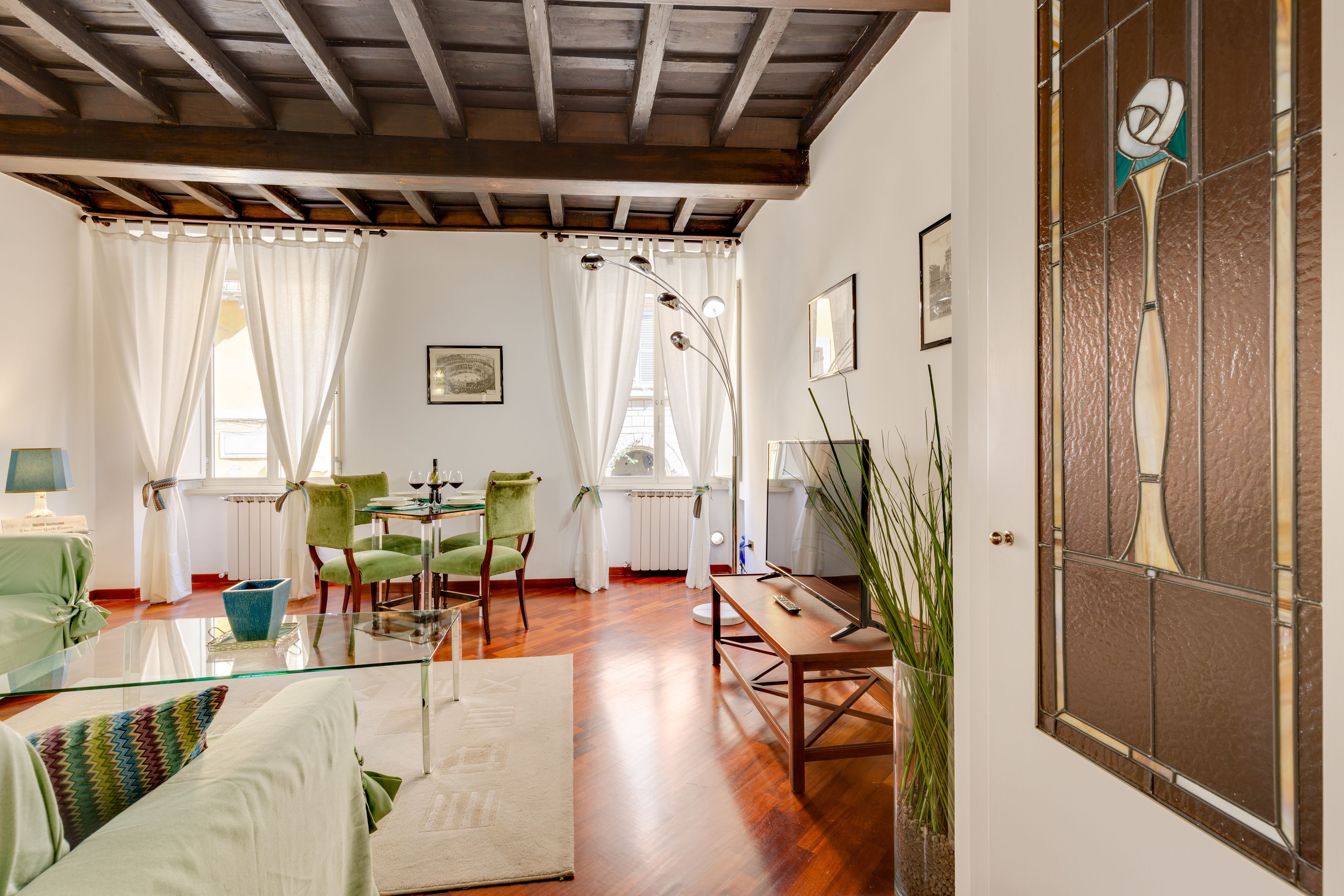 Apartamento, 2 quartos | Sala de estar | TV