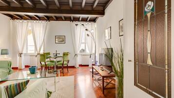 Apartamento, 2 quartos | Sala de estar | TV