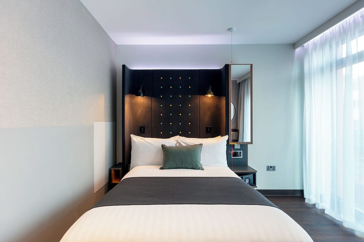 Accessible double with window | Pillow-top beds, in-room safe, desk, laptop workspace