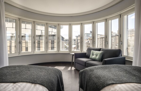 Comfy Twin with View | Pillowtop beds, in-room safe, desk, laptop workspace - Point A Edinburgh Haymarket  (Edinburgh)