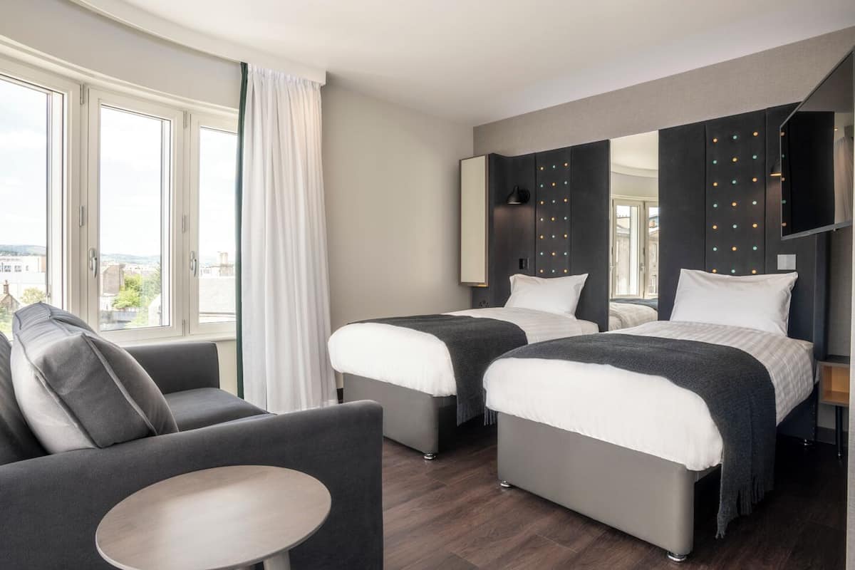 Kahden hengen huone (kaksi sänkyä), 2 yhden hengen sänkyä | Pillowtop-patjalliset sängyt, tallelokero huoneessa, työpöytä