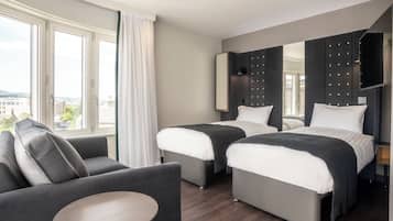 Camas con pillow-top, caja de seguridad en la habitación y escritorio