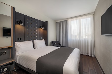 Comfy Double with Window | Pillowtop beds, in-room safe, desk, laptop workspace. Point A Edinburgh Haymarket