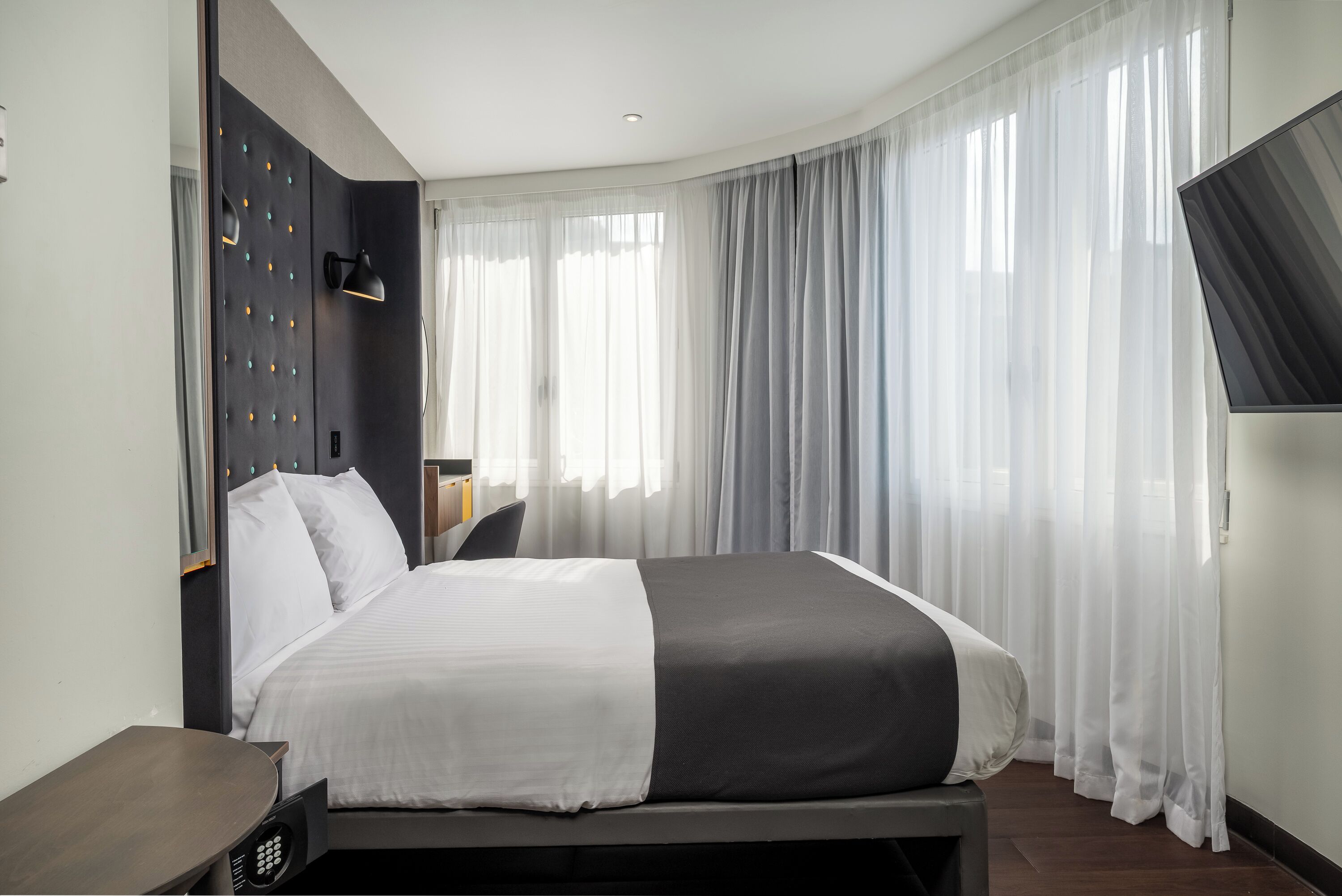 Comfy Double with Window | Pillowtop beds, in-room safe, desk, laptop workspace