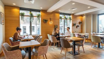 Un caffè moderno con pareti in legno, ampie finestre e piante da interno.