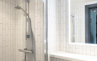 Douche, articles de toilette gratuits, sèche-cheveux