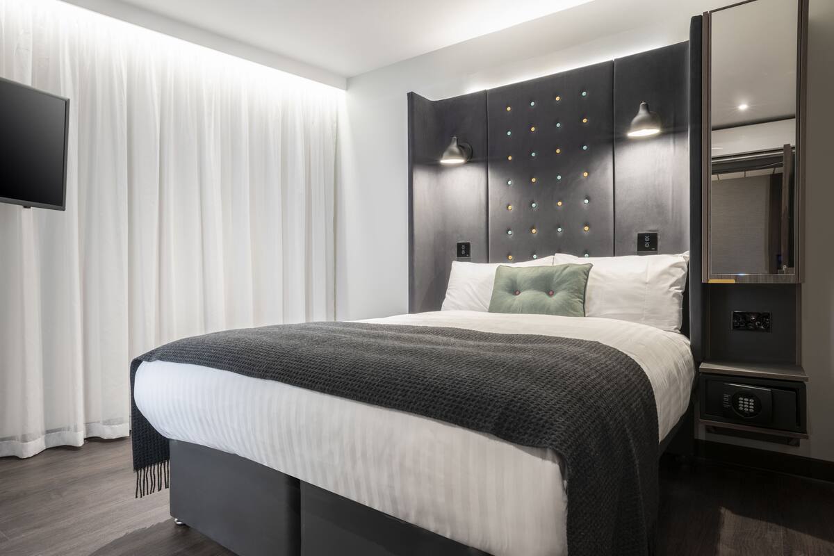 Cosy Double without Window | Pillowtop beds, in-room safe, desk, laptop workspace