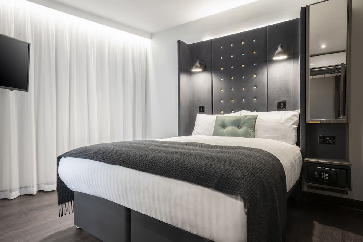 Doppelzimmer, 1 Doppelbett, ohne Fenster | Pillowtop-Betten, Zimmersafe, Schreibtisch