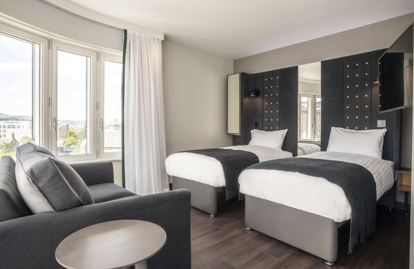 Habitación con 2 camas individuales, 2 camas individuales | Camas con pillow-top, caja de seguridad en la habitación y escritorio 