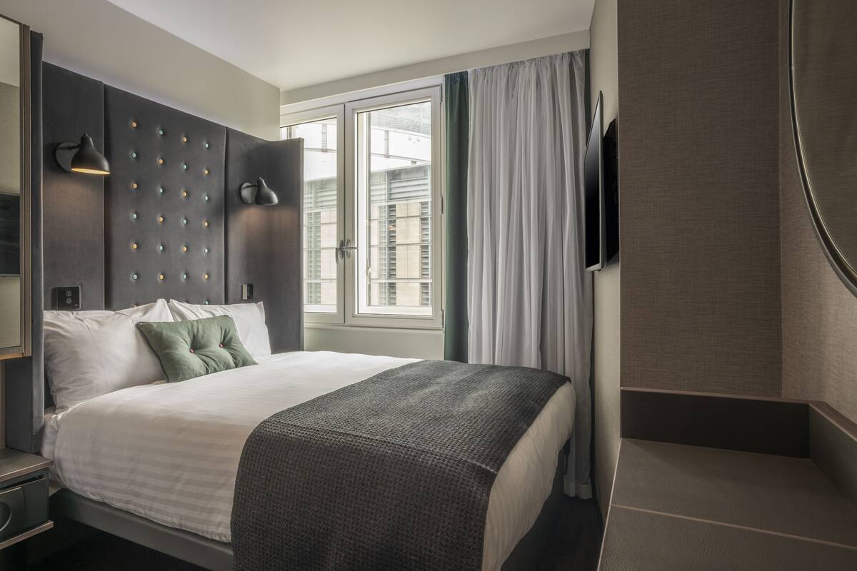 Cosy Double with Window | Pillowtop beds, in-room safe, desk, laptop workspace