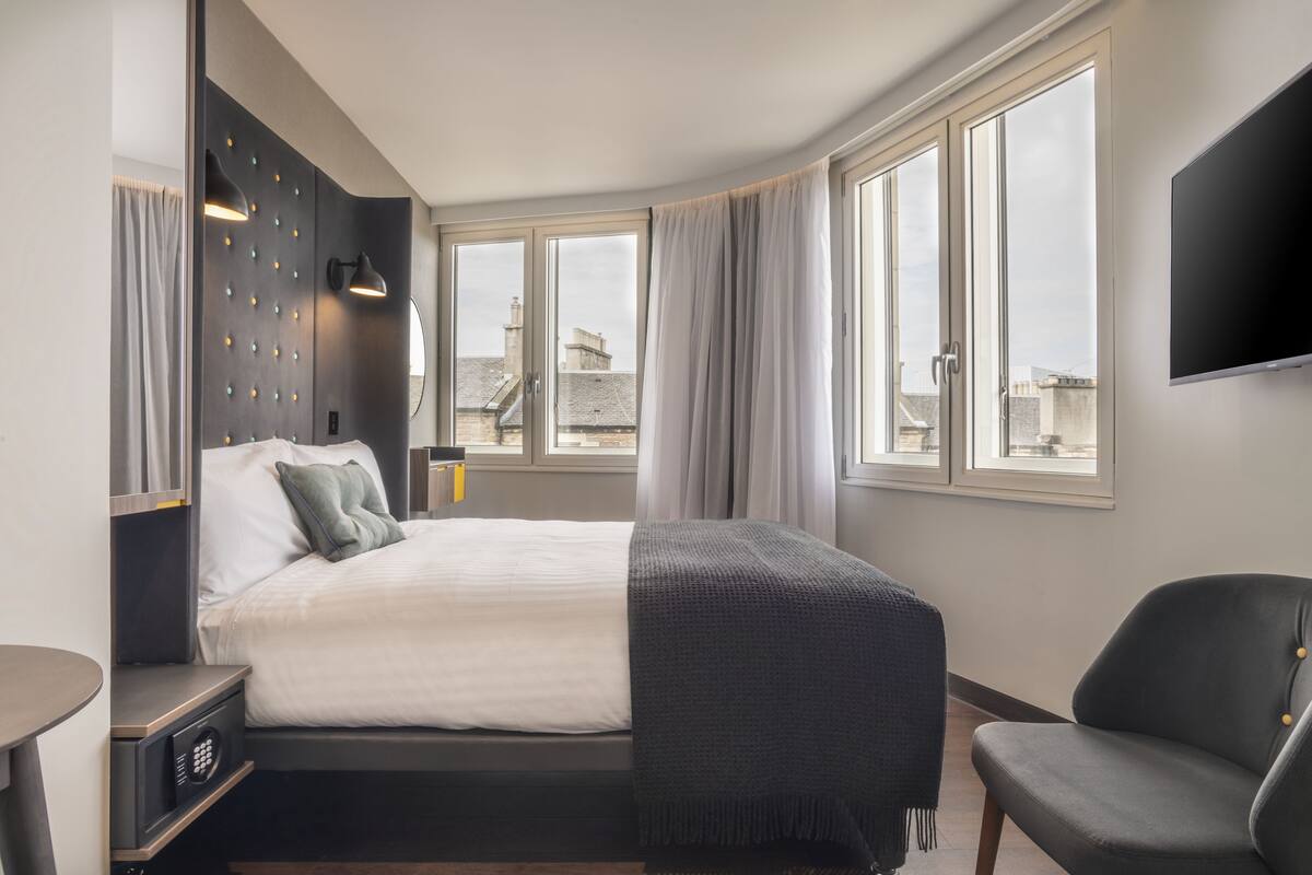 Chambre Double, 1 lit double | Surmatelas, coffres-forts dans les chambres, bureau