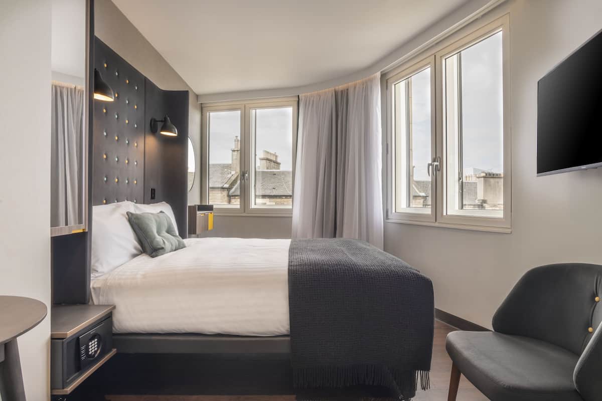 Doppelzimmer, 1 Doppelbett | Pillowtop-Betten, Zimmersafe, Schreibtisch