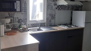 Husvogn – deluxe (Double terrasse) | Eget kjøkken | Kaffetrakter/tekoker, kjøleskap, mikrobølgeovn og kokeplater