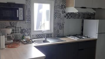 Deluxe Mobile Home (Double terrasse) | Private kitchen | Fridge, microwave, stovetop, coffee/tea maker
