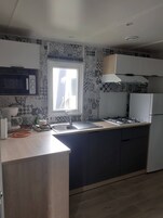 Casa móvil Deluxe (Double terrasse) | Cocina privada | Cafetera o tetera, frigorífico, microondas y placa de cocina