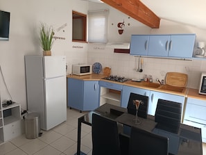 Apartemen Klasik | Dapur pribadi | Lemari es, microwave, kompor, dan mesin pembuat kopi/teh