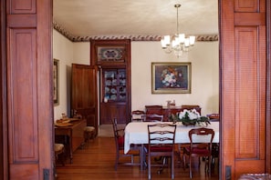 Vista frontal de la propiedad