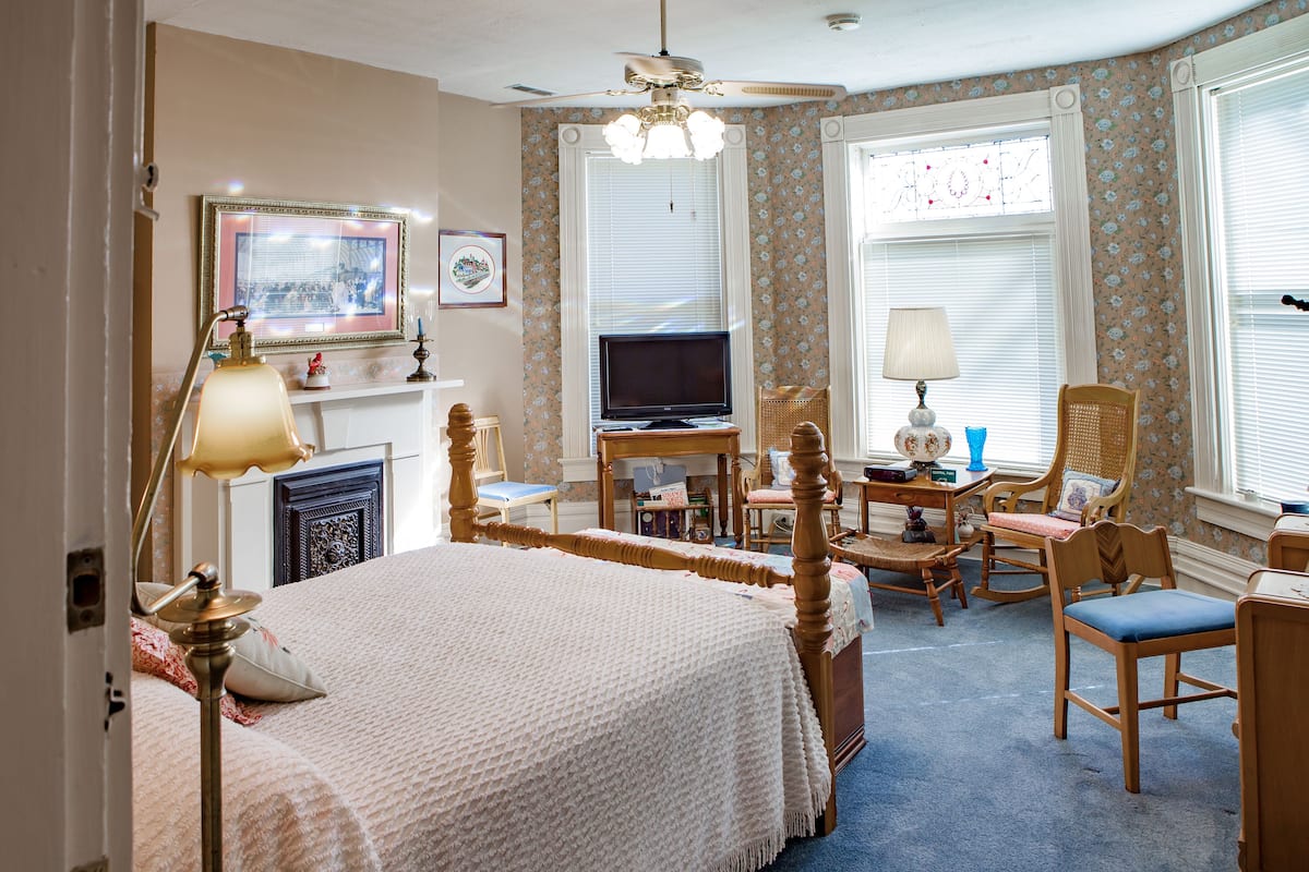 Iron/ironing board, free WiFi, bed sheets