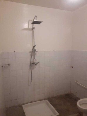 Apartment, 2 Bedrooms | Bathroom | Shower, rainfall showerhead, towels