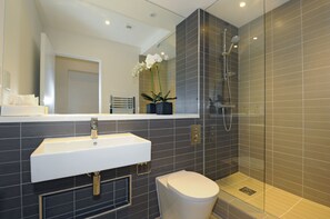 Studio | Bathroom | Free toiletries, hair dryer, towels