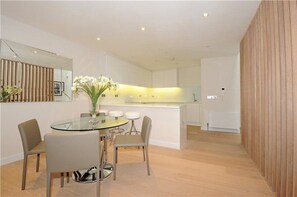 Apartment, 2 Bedrooms | In-room dining - Bond Street Deluxe (London)