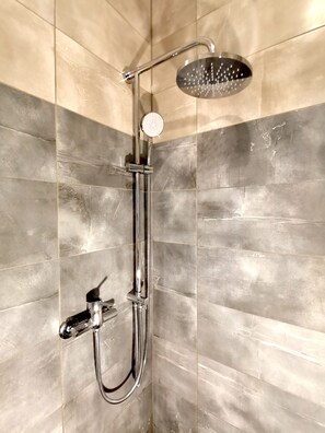 City Apartment | Bathroom | Shower, free toiletries, hair dryer, towels - Brivibas Center Apartments (Riga)