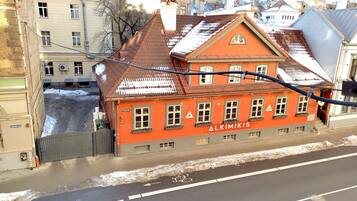 Ein rotes Gebäude mit dem Schild "Alkimikis" und einem Schild, das "Restorans" anzeigt.