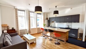 Un apartamento moderno con sala de estar, cocina y comedor.