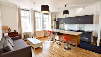 Departamento Confort, vista a la ciudad | Ărea de sala de estar | TelevisiĂłn de pantalla plana de 49 pulgadas con canales digitales