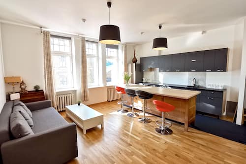 Appartamento Comfort, vista città | Area soggiorno | TV a schermo piatto 49 pollici con canali digitali, TV LED