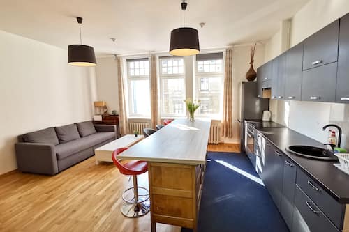 Appartamento Comfort, vista città | Area soggiorno | TV a schermo piatto 49 pollici con canali digitali, TV LED