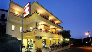 Fassade der Unterkunft – Abend/Nacht