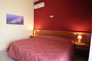 Chambre Deluxe double (Etna) | Bureau, lit de bébé (supplément), accès au Wi-Fi (inclus)