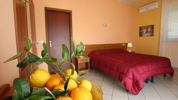 Schreibtisch, Babybetten, kostenloses WLAN, Bettwäsche