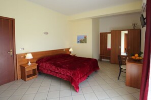 Habitación triple (Fico d'India) | Escritorio, cunas, wifi gratis y ropa de cama 