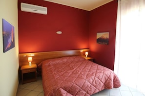 Quarto casal luxo (Etna) | Escrivaninha, berços (sobretaxa), Wi-Fi de cortesia, roupa de cama