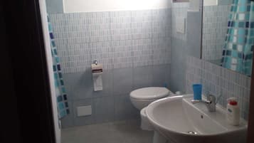 Dusche, kostenlose Toilettenartikel, Haartrockner, Bidet